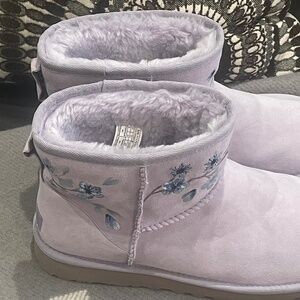UGG Womens Mini Il Ankle Boot, Size 10 USA light Purple